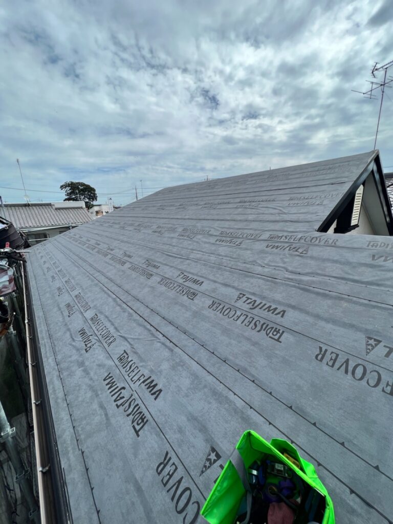 防水シート取り付け<br />
（ビスを使用しない、粘着タイプを使用しました。）<br />
※防水シートは雨漏れを防ぐための重要な役割です。