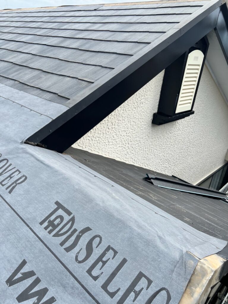 防水シート取り付け<br />
（ビスを使用しない、粘着タイプを使用しました。）<br />
※防水シートは雨漏れを防ぐための重要な役割です。