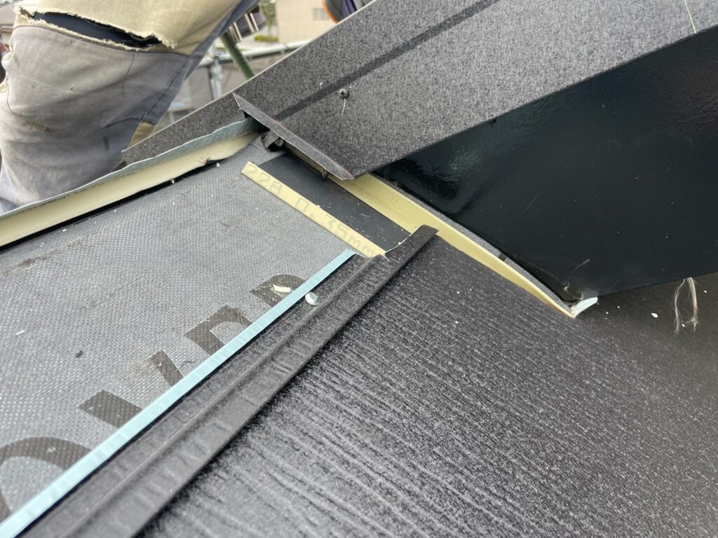 雨押さえ施工<br />
（雨押さえは雨漏れがしやすい箇所の為、雨仕舞をしっかりと施工をしました。