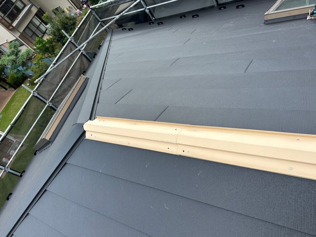 棟板金下地取り付け<br />
（今回は金属下地を使用しました。）<br />
※一般的にある、木や樹脂の下地よりも耐久性に優れています。タカハシ塗装のこだわりの一つです。）