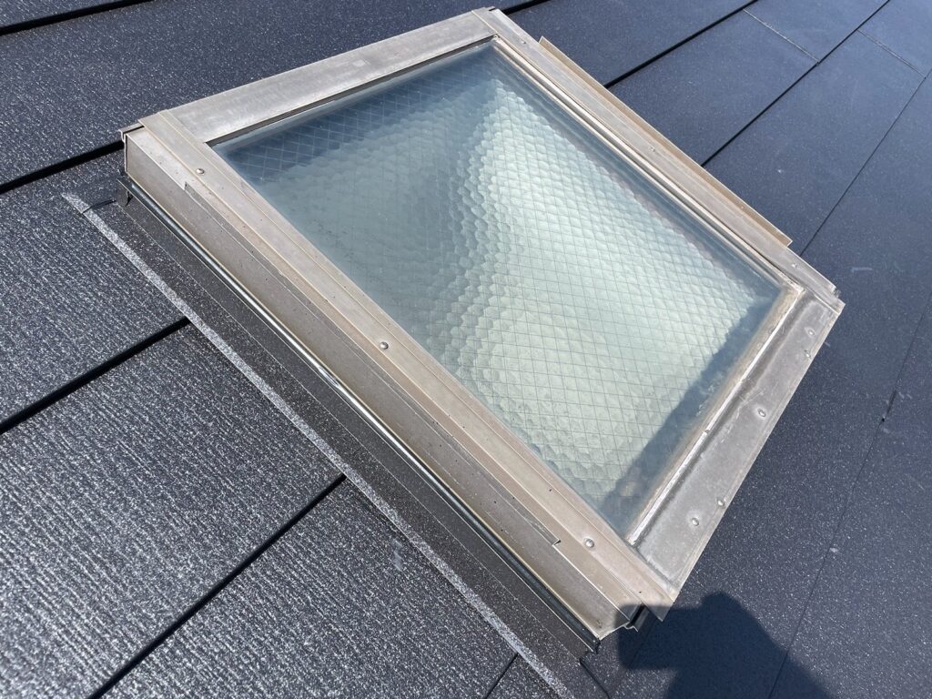 トップライト廻り施工<br />
（トップライトは雨漏れがしやすい箇所の為、雨仕舞をしっかりと施工をしました。<br />
