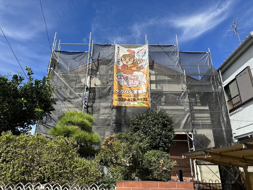 足場組立<br />
（飛散防止の為、メッシュシートも貼りました。）