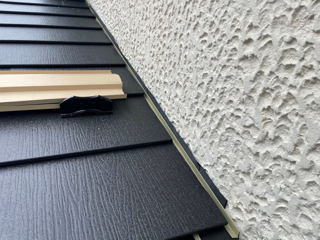 雨押さえ施工<br />
（雨押さえは雨漏れがしやすい箇所の為、雨仕舞をしっかりと施工をしました。
