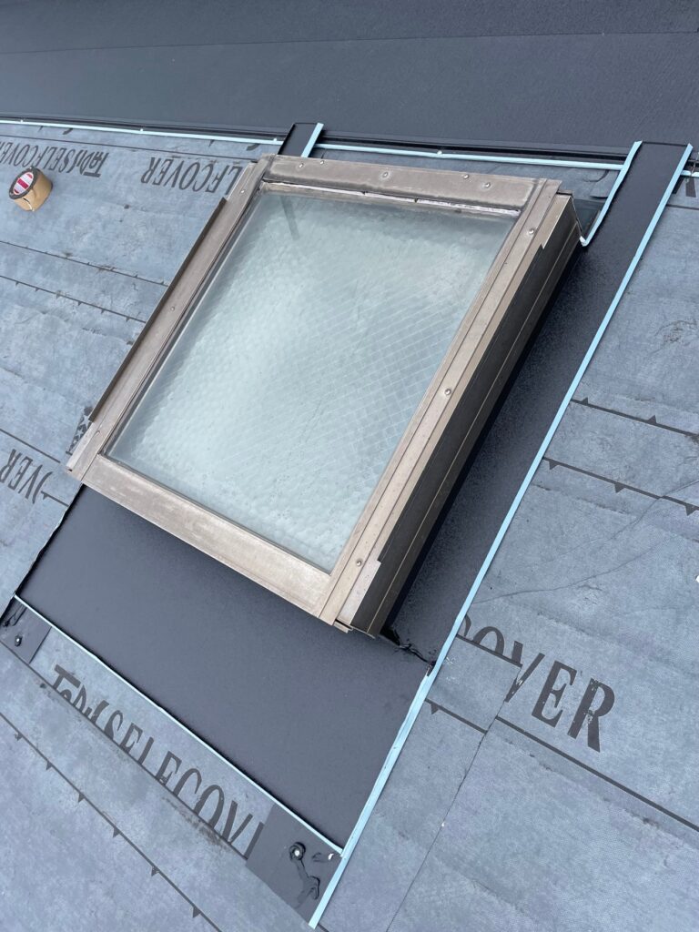 トップライト廻り施工<br />
（トップライトは雨漏れがしやすい箇所の為、雨仕舞をしっかりと施工をしました。<br />
