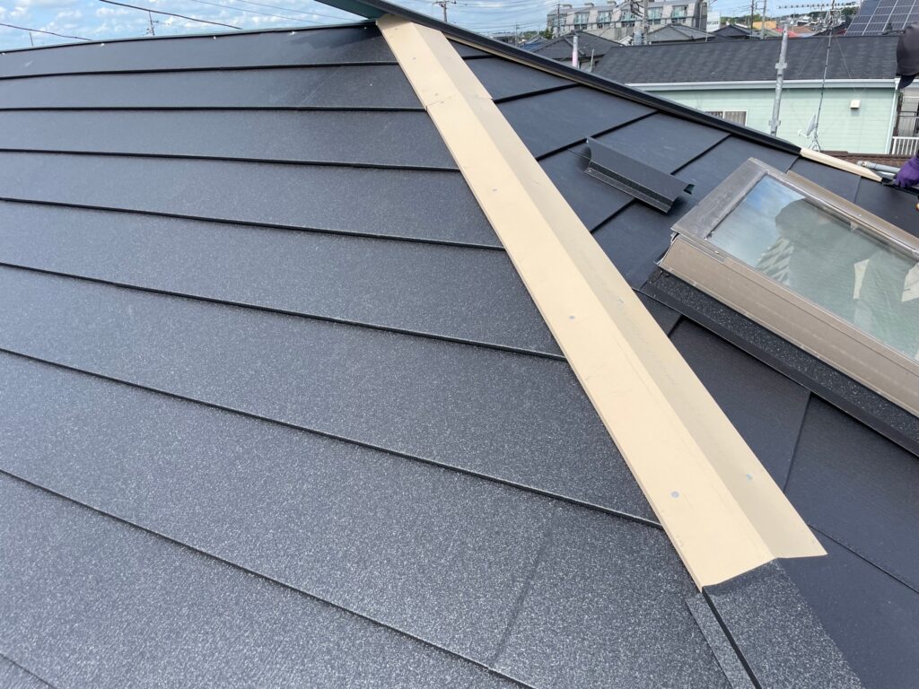 棟板金下地取り付け<br />
（今回は金属下地を使用しました。）<br />
※一般的にある、木や樹脂の下地よりも耐久性に優れています。）