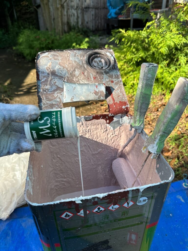 添加剤投入<br />
(アステックプラスという2000種の菌に対応する添加剤を使用しました。)