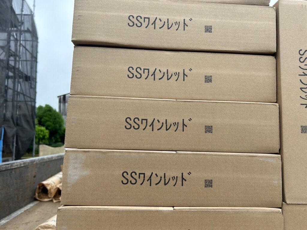 使用材料<br />
←スーパーガルテクト<br />
（ワインレッド）