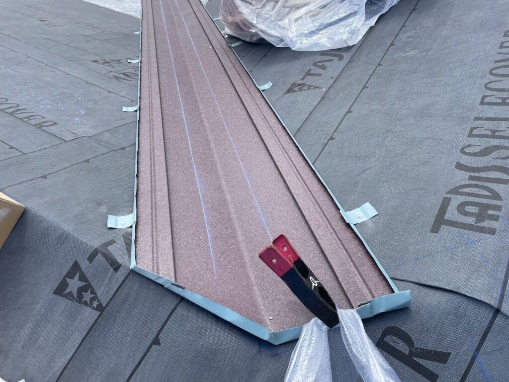 谷板金取り付け<br />
（雨が中に入らないように先端部分を折り込んでいます。こだわりの一つです。）