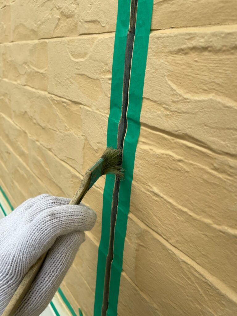 プライマー塗布<br />
（プライマーは外壁とコーキングを密着させる為の接着材です。）