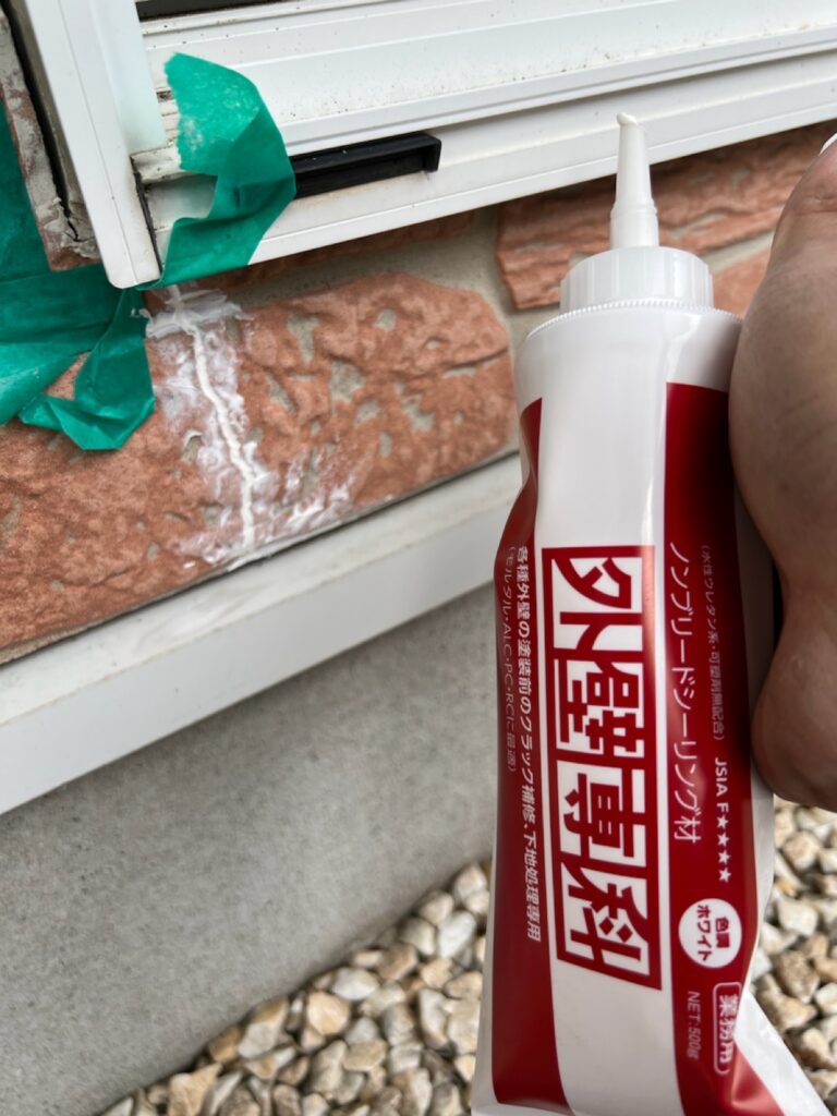 ひび割れ補修<br />
（塗装前の下地補修）