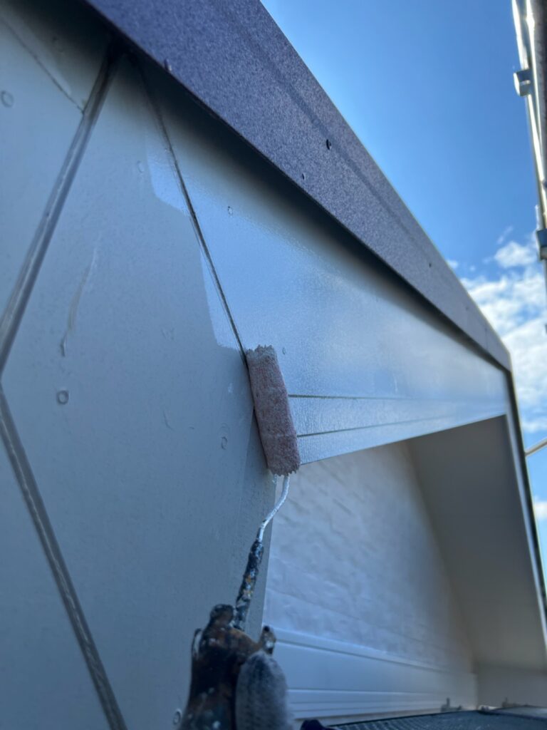 破風板下塗り<br />
（弊社では痛みやすい個所は専用の下塗りを塗ります。通常は２回塗りの会社が多いいです。）