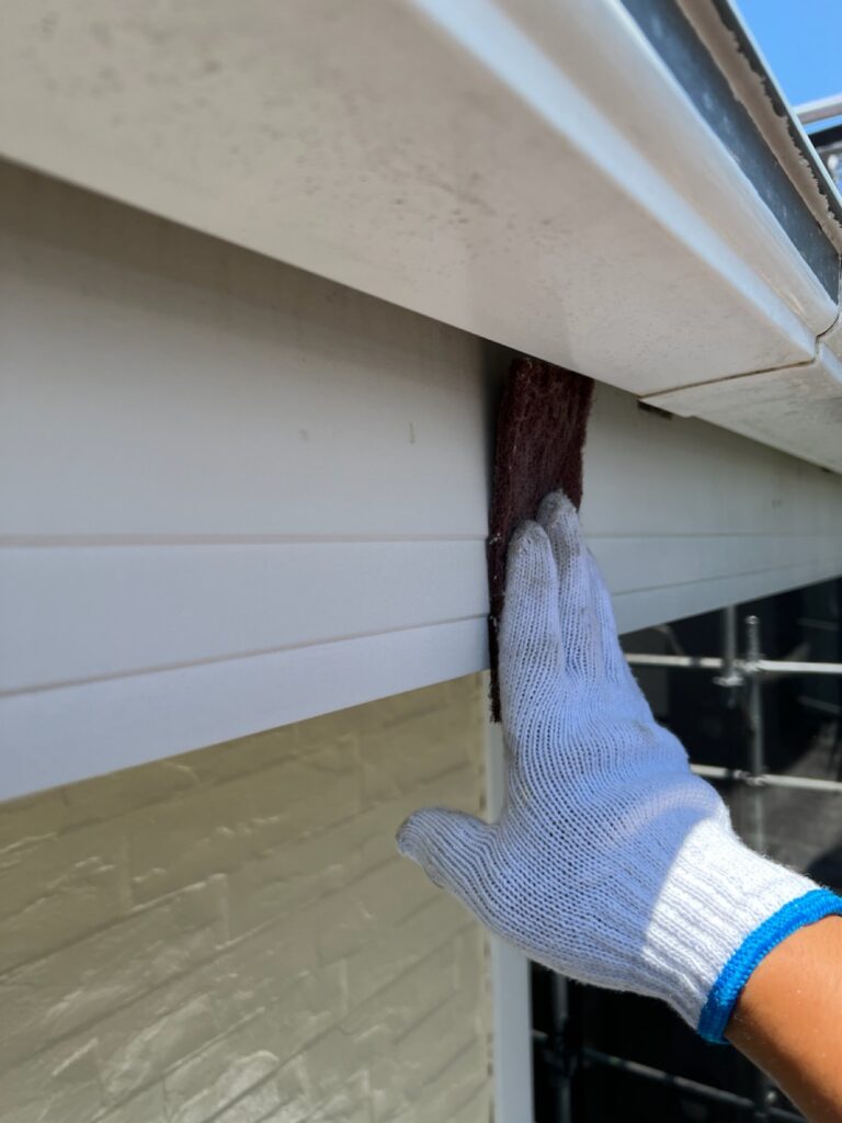 雨樋・鼻隠しケレン<br />
（下地調整）