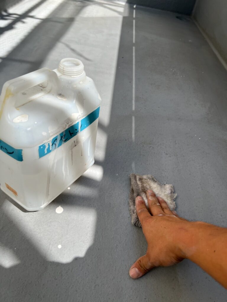 ベランダ床アセトン拭き<br />
（油分を取るためにアセトン拭きを行いました。）
