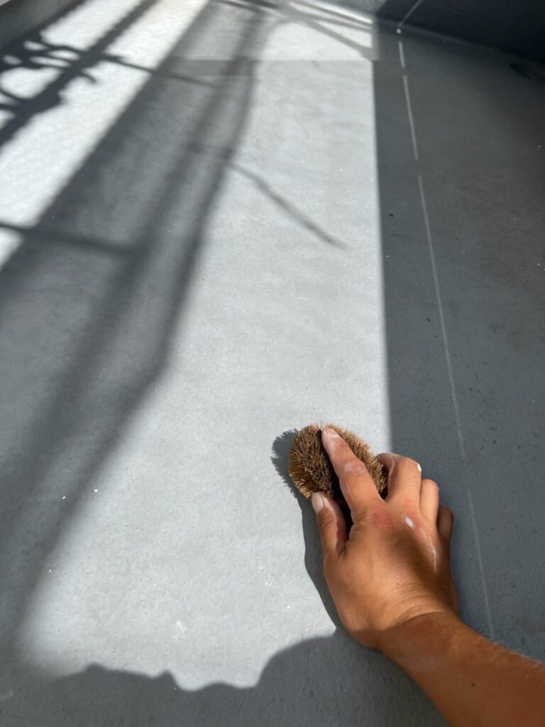 ベランダ床目荒らし<br />
（下地調整）