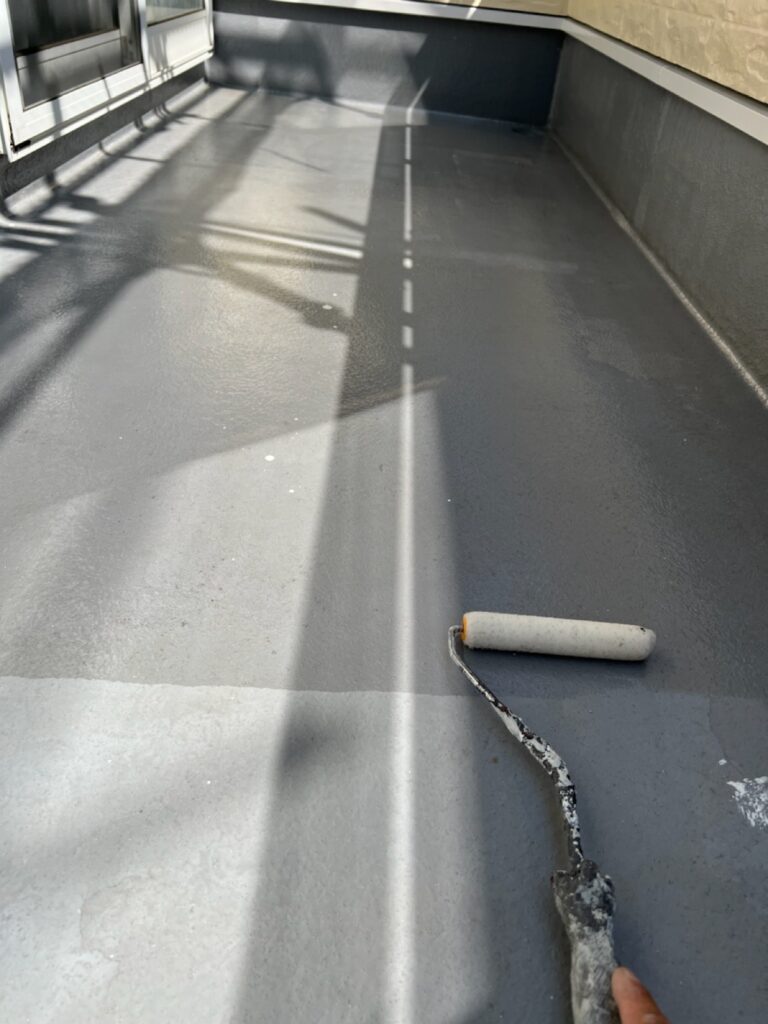 ベランダ床プライマー塗布（下塗り）