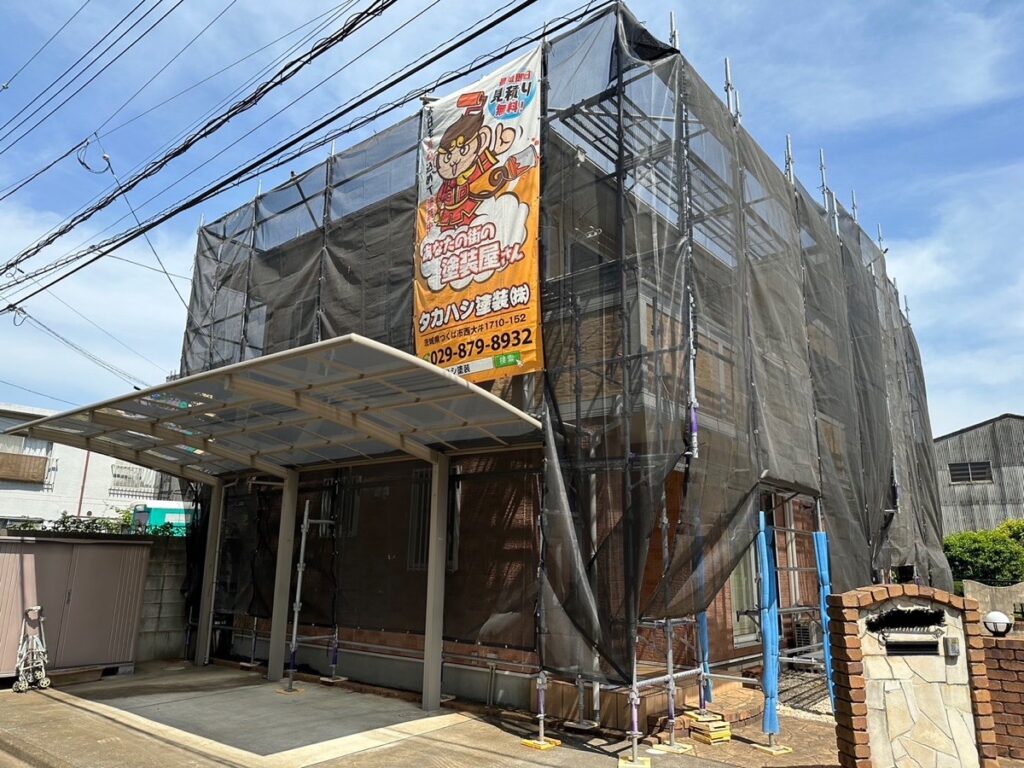 足場組立<br />
（塗料が飛散しないようにメッシュシートをしっかりと貼りました。）