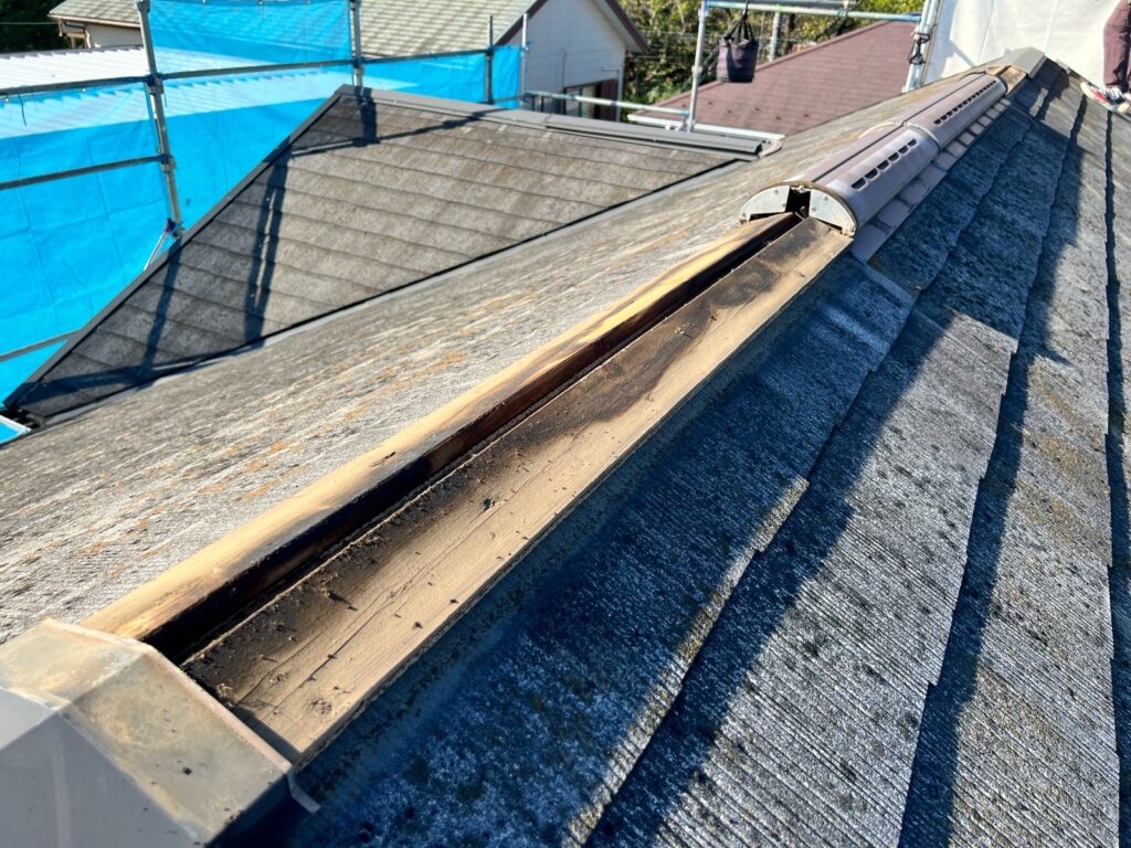 既存の棟板金撤去<br />
(下地の木が水分を含み劣化が確認できました。)