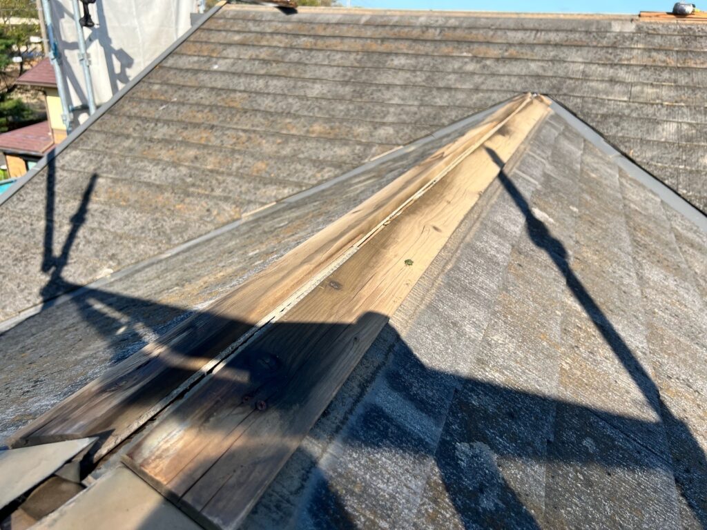 既存の棟板金撤去<br />
(下地の木が水分を含み劣化が確認できました。)