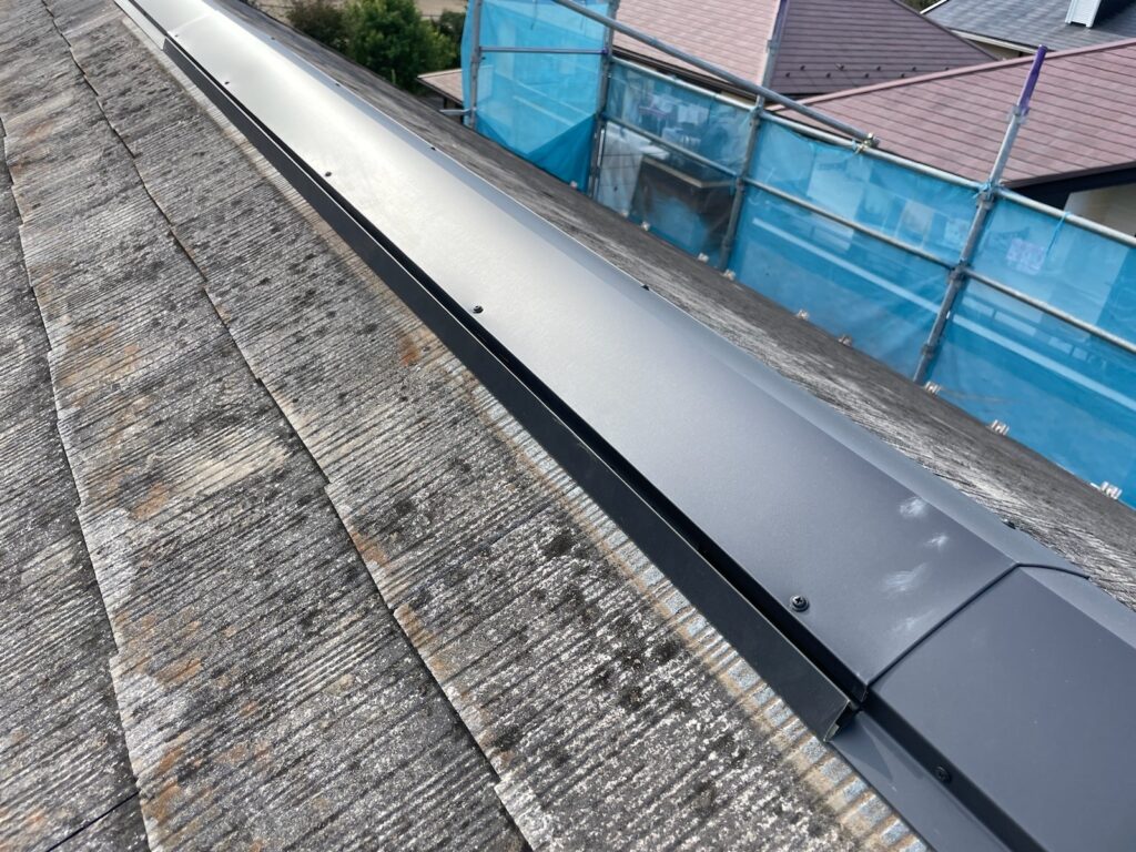 換気棟取り付け<br />
(屋根裏の湿気を逃がしてくれます。)