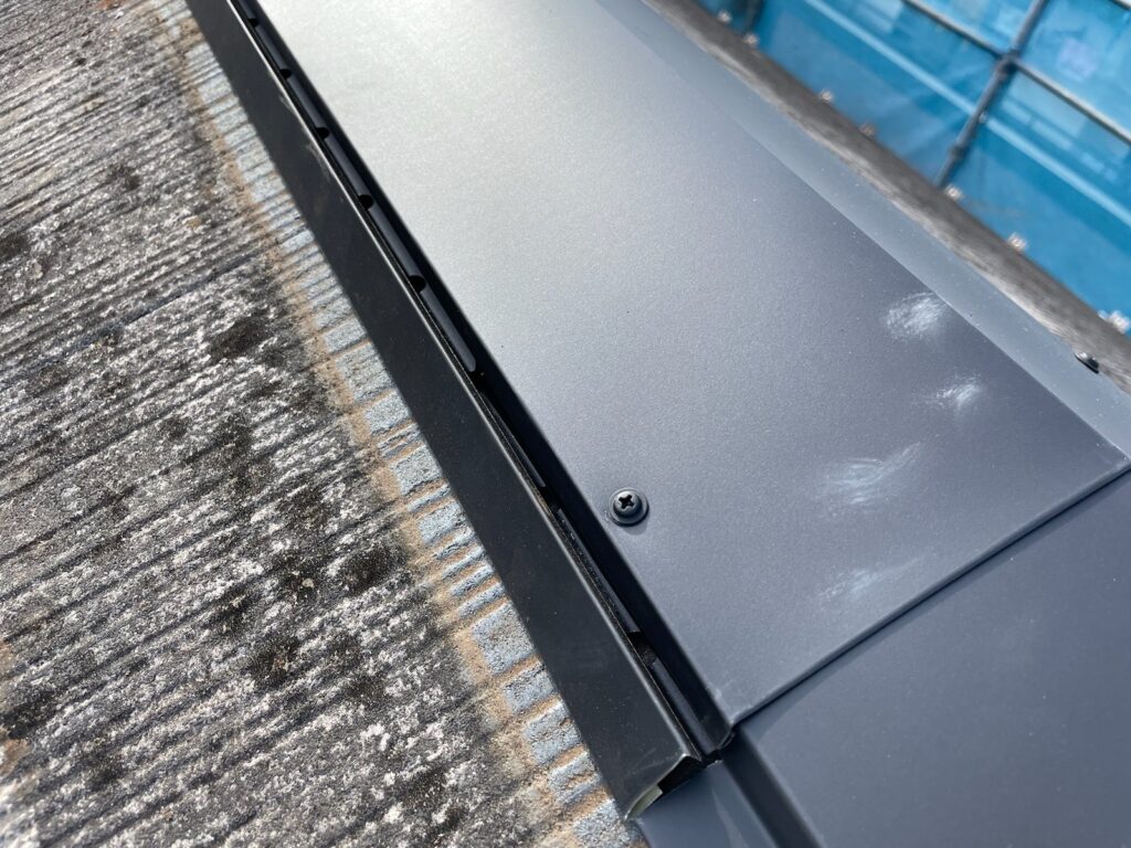 換気棟取り付け<br />
(屋根裏の湿気を逃がしてくれます。)