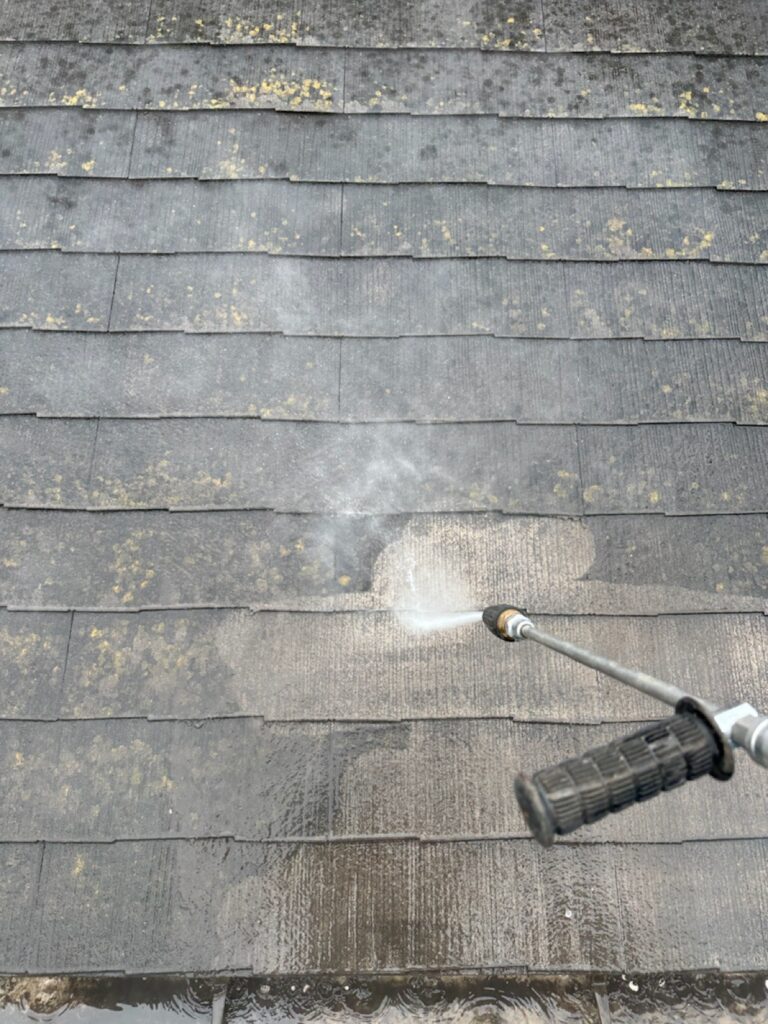 屋根洗浄<br />
(表面のコケやカビをしっかり落としました。)