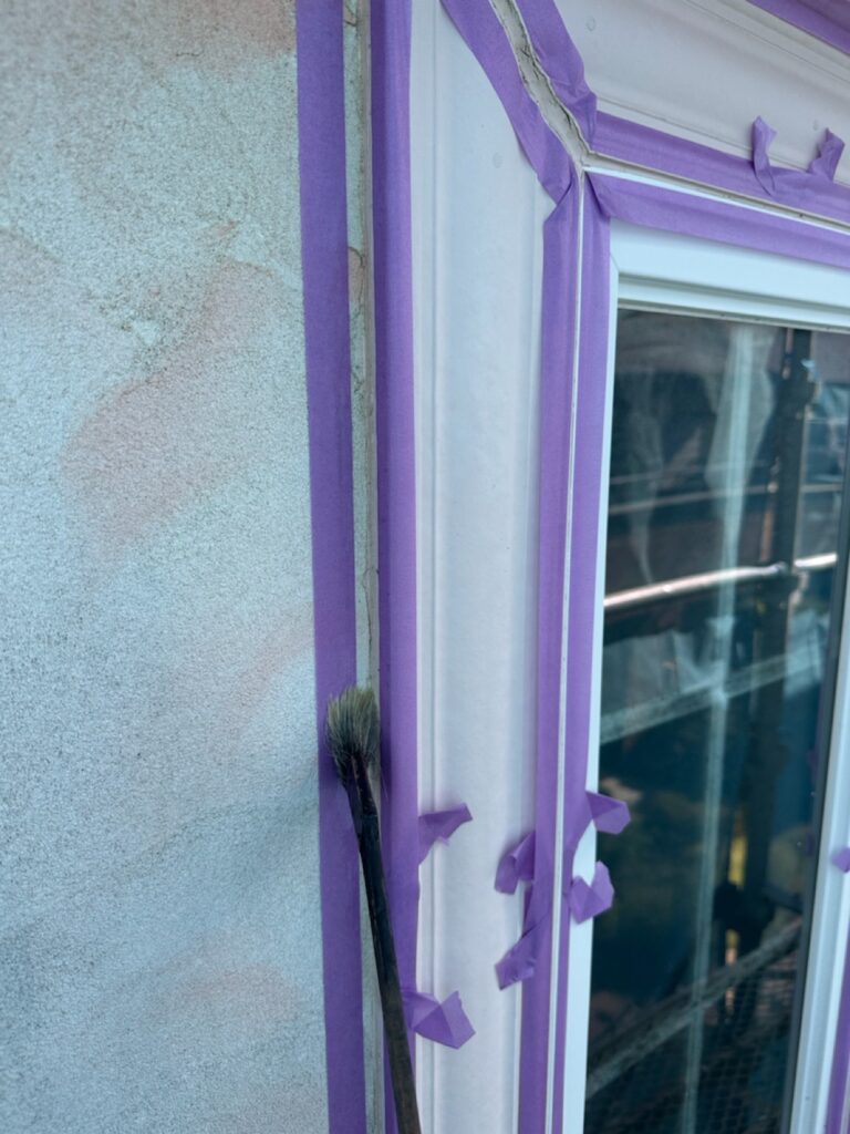 モール部プライマー塗布<br />
（下地補修）