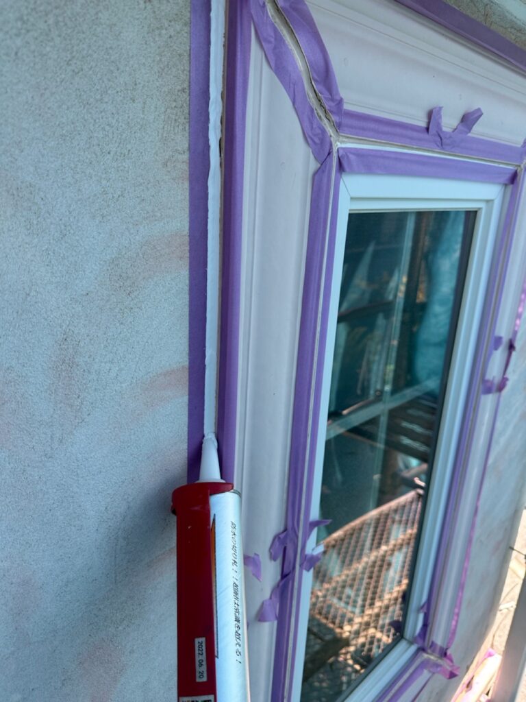 モール部コーキング打ち込み<br />
（下地補修）