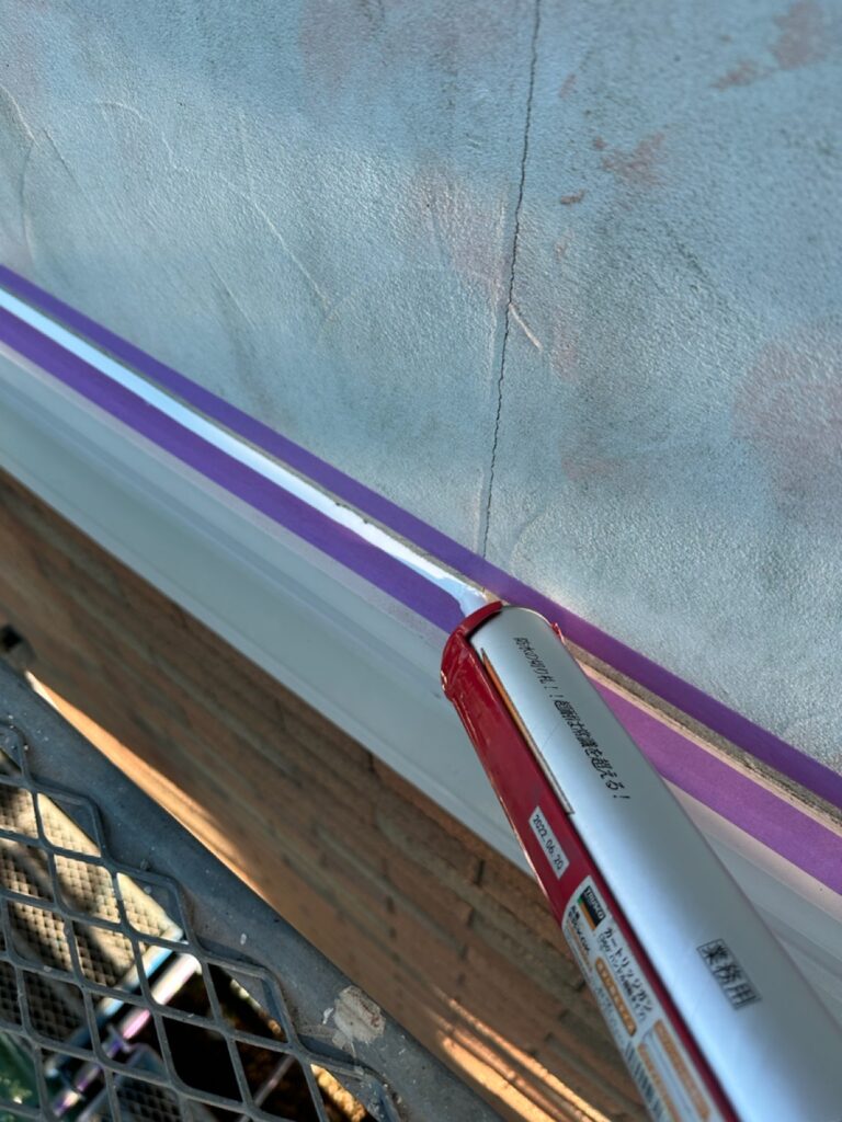 幕板上場コーキング打ち込み<br />
（下地補修）