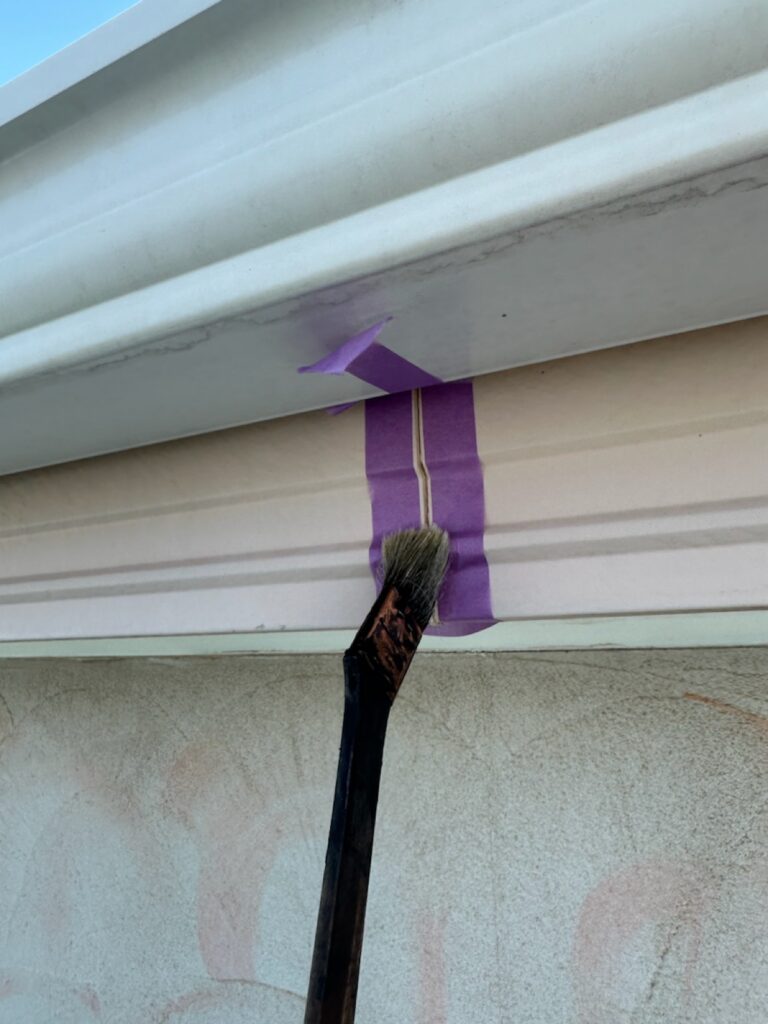 鼻隠し繋ぎ目プライマー塗布<br />
（下地補修）