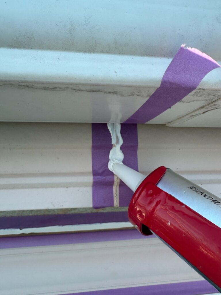 鼻隠しコーキング打ち込み<br />
（下地補修）