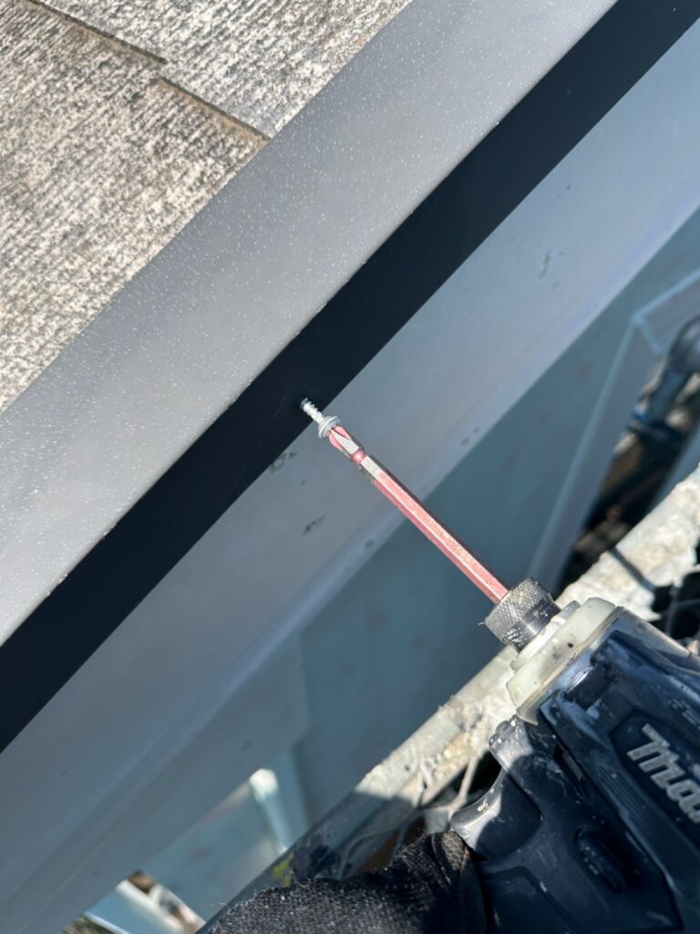 ケラバ板金部ビス交換<br />
(下地補修)