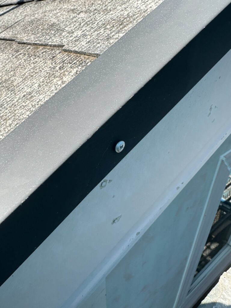 ケラバ板金部ビス交換<br />
(下地補修)