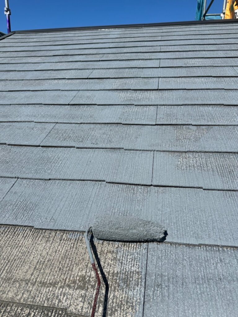 下塗り1回目<br />
(傷みが激しく、下塗りが吸い込まれてしまっています。)