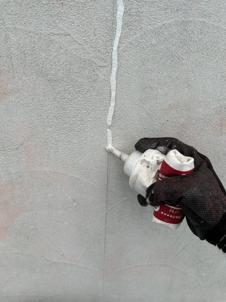 外壁ひび割れ補修<br />
(下地補修)