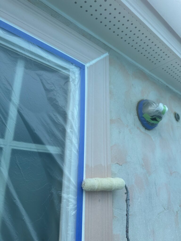 モール下塗り<br />
(弊社では痛みやすい個所は専用の下塗りを塗ります。弊社は合計3回塗りですが、2回塗りの会社が多いいです。)