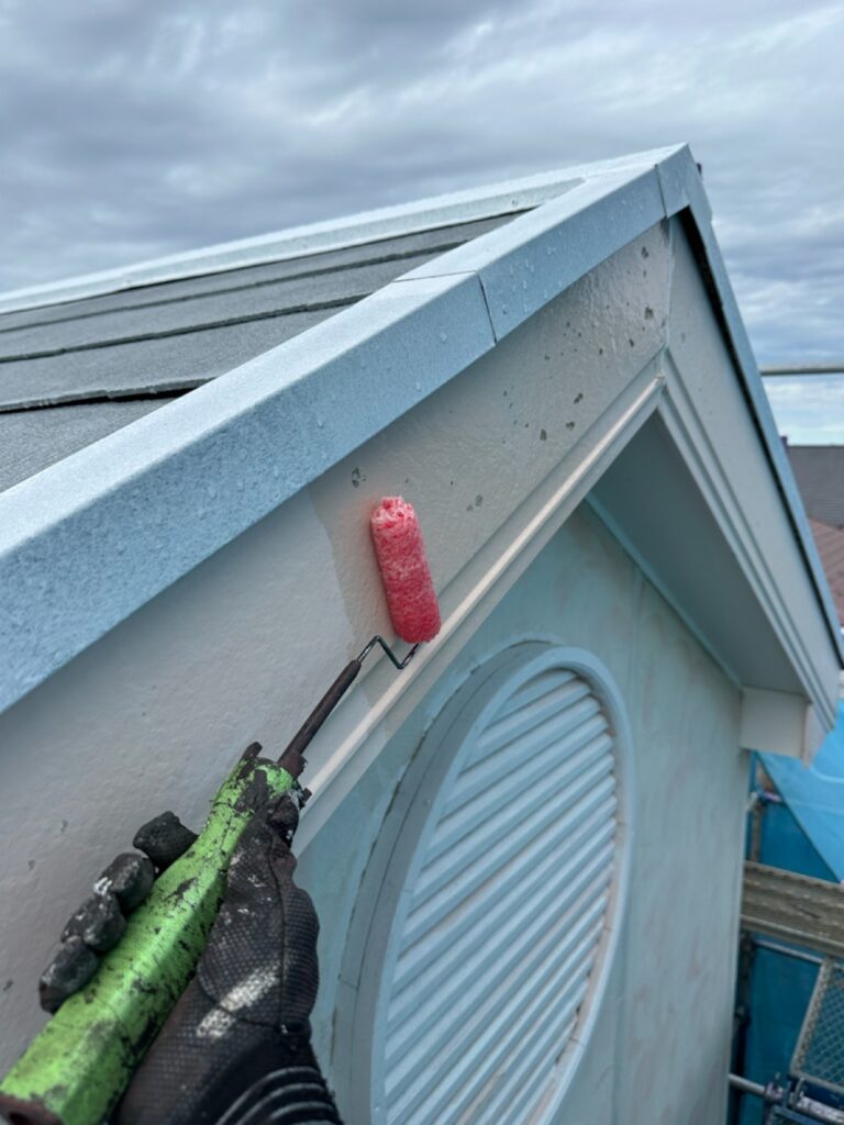 破風板下塗り<br />
(弊社では痛みやすい個所は専用の下塗りを塗ります。弊社は合計3回塗りですが、2回塗りの会社が多いいです。)