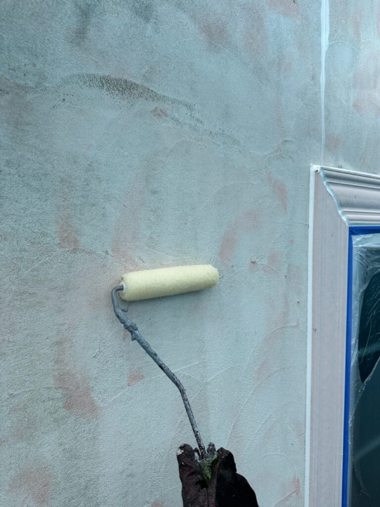 外壁下塗り1回目<br />
(外壁が弱っていた為、油性2液エポキシ系の下塗りを使用しました。)