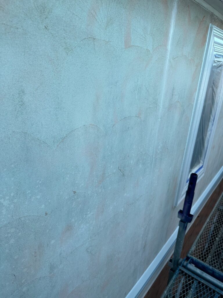 外壁下塗り1回目(完了)<br />
(外壁の傷みが激しく、下塗りが吸い込まれてしまっています。)