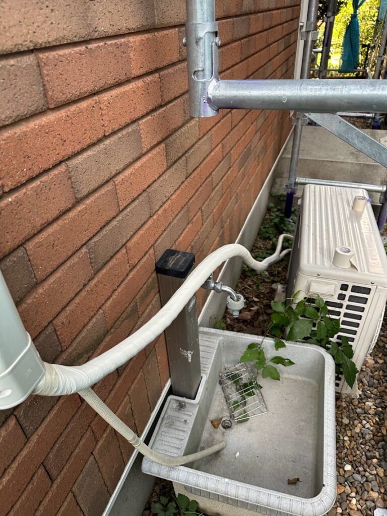 エアコンホース巻き<br />
(弊社ではボロボロのエアコンホースはサービスで巻き直しを行っております。)