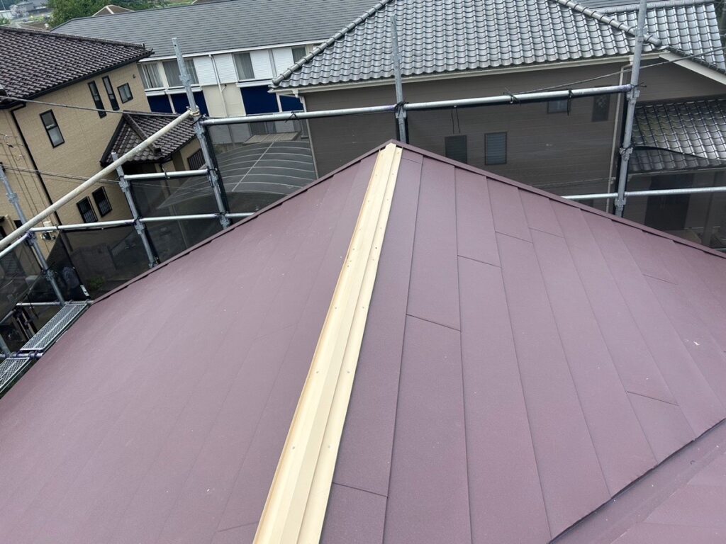 棟板金下地取り付け<br />
（今回は金属下地を使用しました。）<br />
※一般的にある木や樹脂の下地よりも耐久性に優れています。タカハシ塗装のこだわりの一つです。）