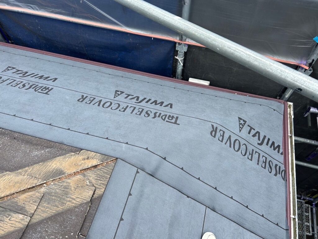 防水シート取り付け<br />
（ビスを使用しない、粘着タイプを使用しました。）<br />
※防水シートは雨漏れを防ぐための重要な役割です。）