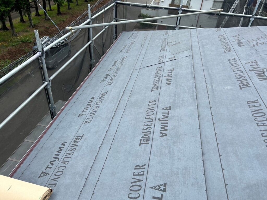 防水シート取り付け<br />
（ビスを使用しない、粘着タイプを使用しました。）<br />
※防水シートは雨漏れを防ぐための重要な役割です。）