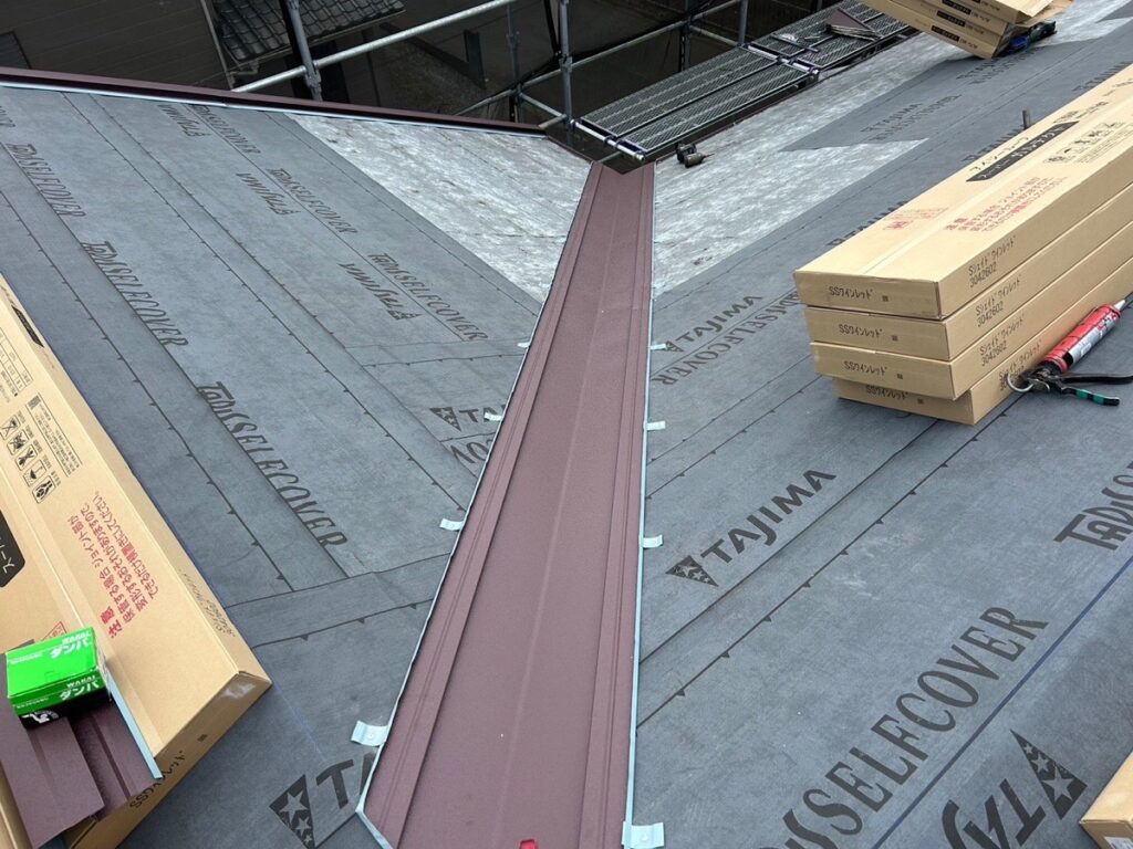 谷板金取り付け<br />
（※実は屋根で雨漏れが多いい個所は谷板金です。）