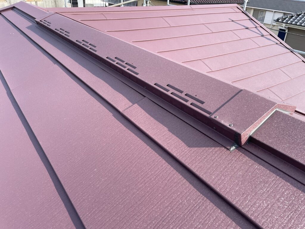 換気棟取り付け<br />
（屋根裏の湿気を逃がしてくれる役割があります。）