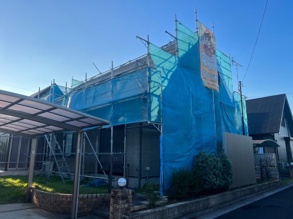 足場組立<br />
（塗料が飛散しないようにメッシュシートをしっかりと貼りました。）