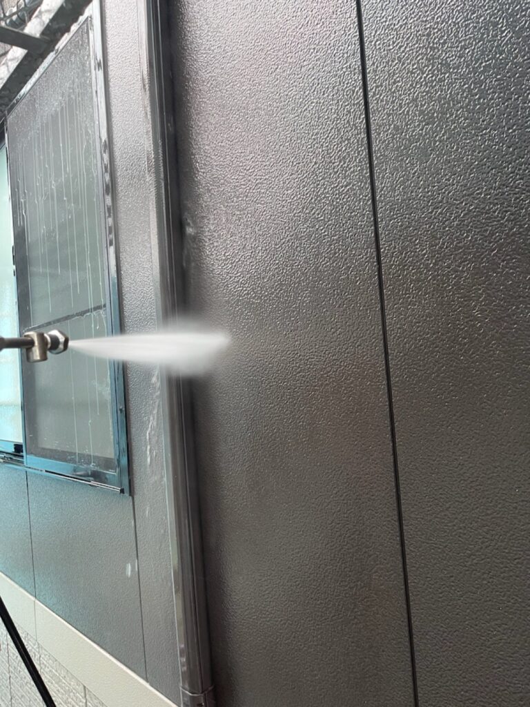 外壁洗浄<br />
（表面のコケやカビをしっかり落としました。）