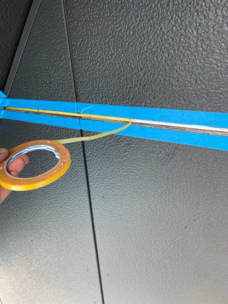 ボンドブレーカー取り付け<br />
（三面接着にならないようにボンドブレーカーを貼りました。とても重要な工程です。）