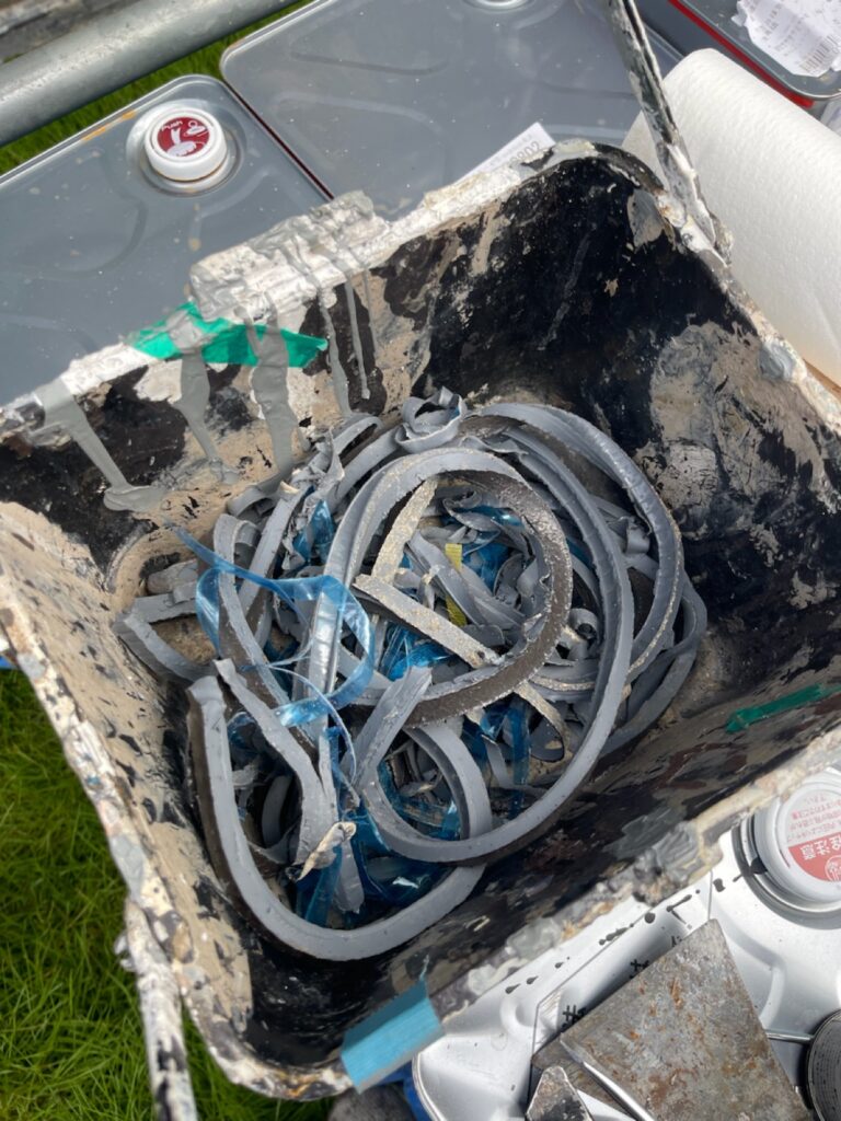 既存コーキング撤去