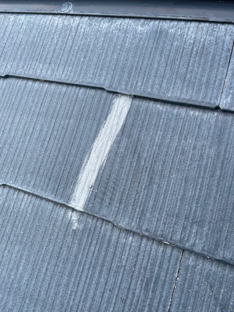 屋根のひび割れ補修<br />
（下地補修）