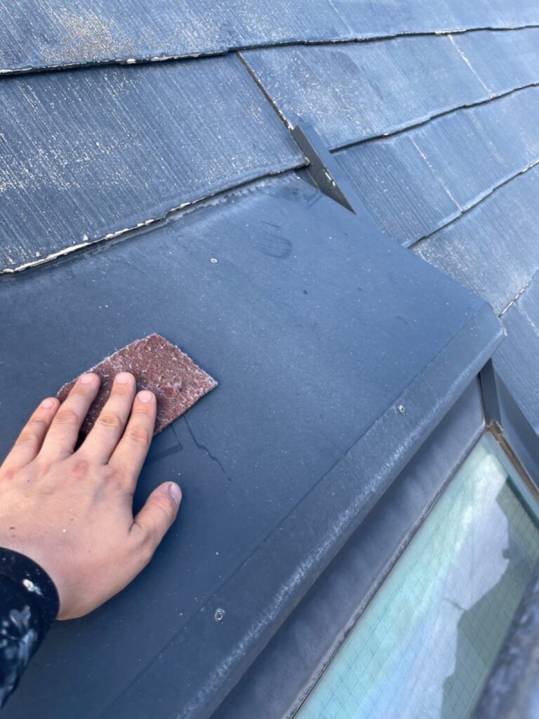 屋根の鉄部ケレン<br />
（下地調整）